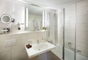 deluxe double room bathroom lake view 5 2800x1742